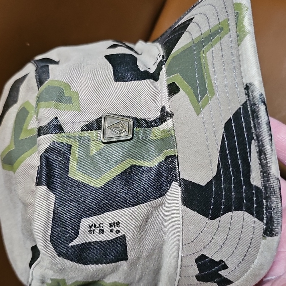 Volcom Vintage Camouflage Cap with Green Tan And Black Size Large - Picture 4 of 5